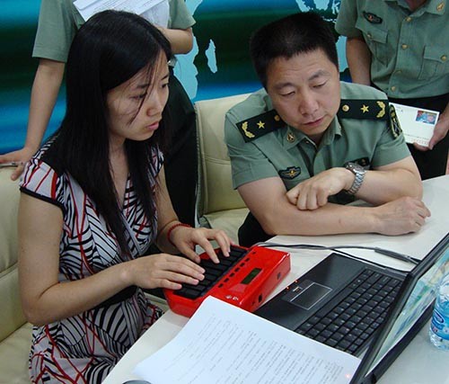 楊利偉與速錄師進行交流