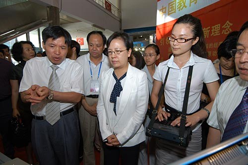 速錄師記錄領導與參展商的談話