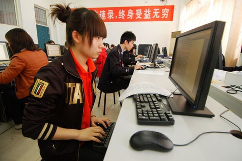 速錄員正在進行看打比賽