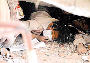 6年前，何翠青在廢墟中等待救援